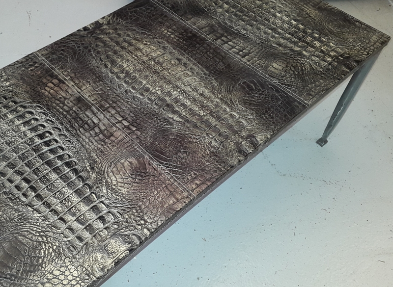 Table basse gainée en cuir imprimé façon croco