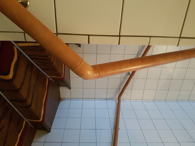 Rampe d\'escalier gainé en cuir avec piqûres