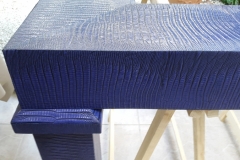 Table basse gainée en cuir imprimé façon Lézard