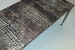 Table basse gainée en cuir imprimé façon croco