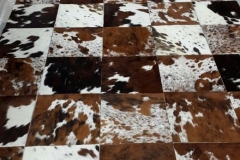 Fabrication d'un tapis vache poils naturelle tricolore