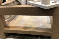 Table basse gainée en cuir imprimé façon Galuchat et papier peint luxe